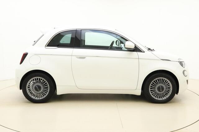Fiat 500 Urban 42 kWh Camera | Stoelverwarming | Keyless | Navigatie via Carplay | Parkeersensoren voor en achter | Geen kilometers