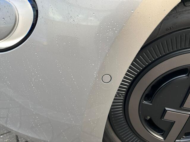 Fiat 500 Giorgio Armani Edition 42 kWh | Stoelverwarming | Panoramadak | 17 inch lichtmetalen velgen | Adaptive cruise control | Connected services |