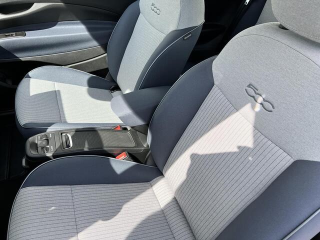 Fiat 500 Icon 42 kWh / 500e / WLTP bereik 317 km / 3 fase laden / Navigatie ook in dashboard (Virtual Cockpit) / Cruise control / Apple Carplay / Android Auto / Climate control / Parkeersensoren achter / Magic-eyes / 16" Lichtmetalen wielen /