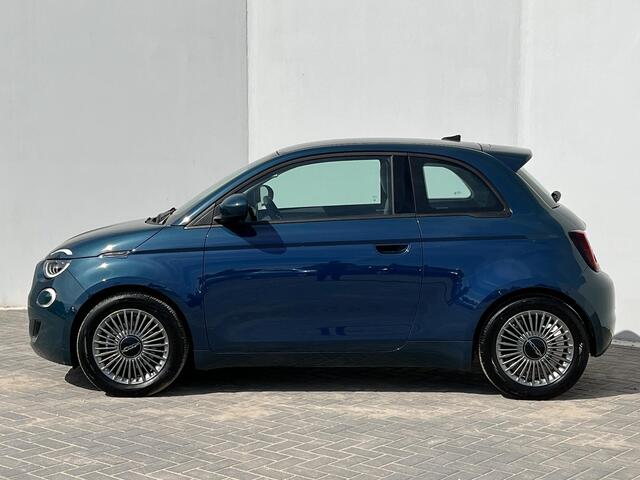 Fiat 500 Icon 42 kWh / 500e / WLTP bereik 317 km / 3 fase laden / Navigatie ook in dashboard (Virtual Cockpit) / Cruise control / Apple Carplay / Android Auto / Climate control / Parkeersensoren achter / Magic-eyes / 16" Lichtmetalen wielen /