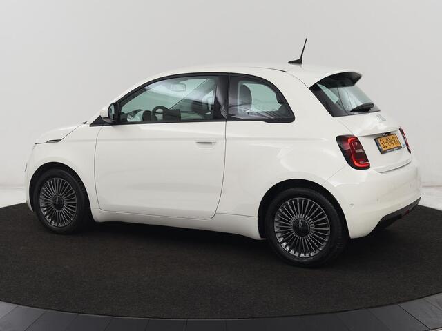 Fiat 500 Icon 42 kWh | Stoelverwarming | Camera | Carplay | Full LED | Navigatie | Dodehoek detectie | Climate control | Cruise control | Keyless | DAB