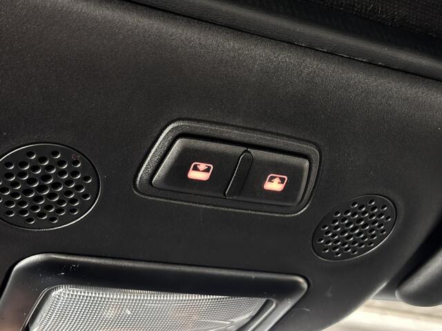 Fiat 500C Cabrio Dolcevita 1.0 Hybrid 70pk | VOUWDAK ROOD | NAVI | CLIMA | DAB+ | PARKEERHULP | APPLE CARPLAY / ANDROID AUTO | ALL-SEASONBANDEN