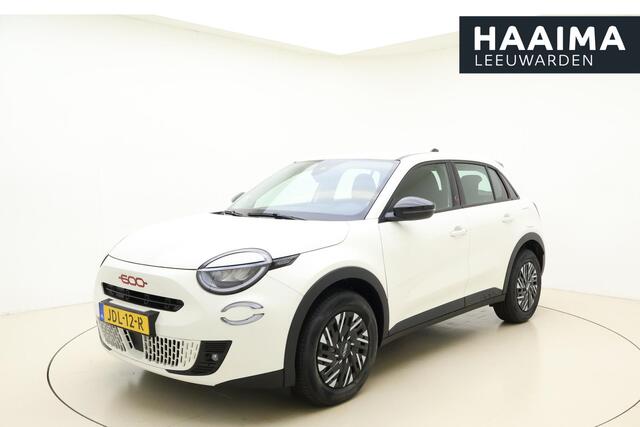 Fiat 600 600e RED 54 kWh | Navigatie via Carplay | 3-fase lader | Parkeersensoren achter | Keyless start | Cruise control