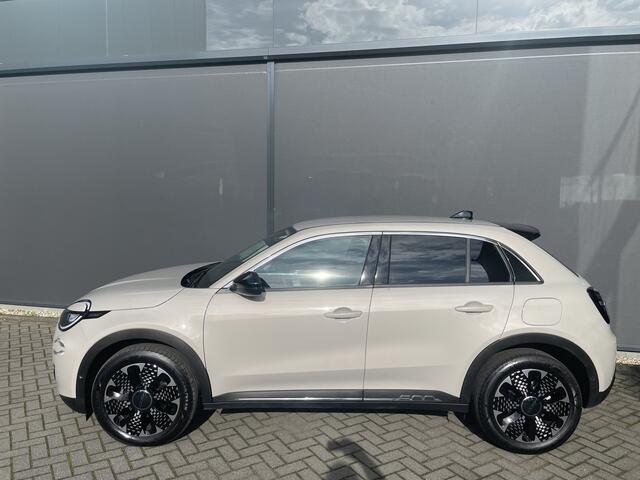 Fiat 600 1.2 Hybrid La prima Full options / met fabrieksgarantie / 136 PK / Navigatie / Multimedia / Bluetooth / A-uitrijcamera