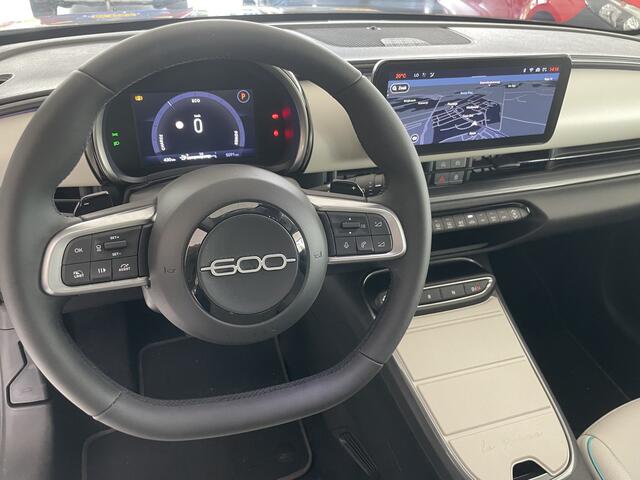 Fiat 600 1.2 Hybrid La prima Full options / met fabrieksgarantie / 136 PK / Navigatie / Multimedia / Bluetooth / A-uitrijcamera