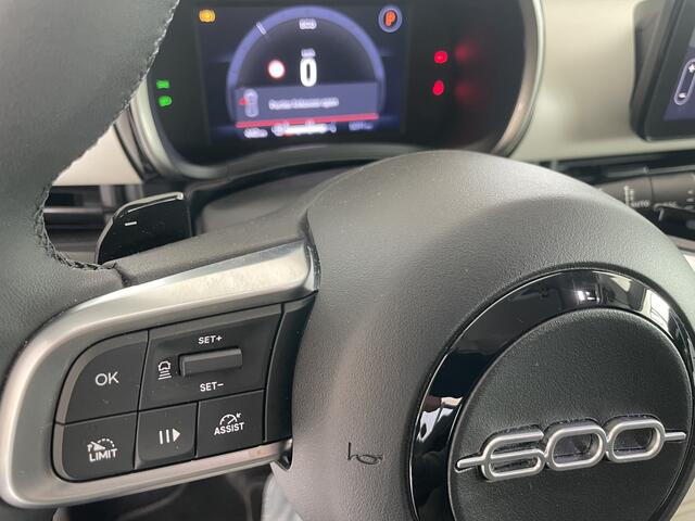 Fiat 600 1.2 Hybrid La prima Full options / met fabrieksgarantie / 136 PK / Navigatie / Multimedia / Bluetooth / A-uitrijcamera