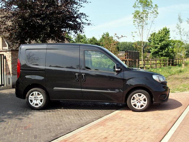 Fiat DOBLO Cargo 1.3 MJ L1H1 SX | Bijrijdersbank | Airco | Navigatie | Trekhaak | Parkeersensoren |