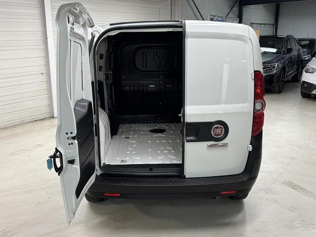 Fiat DOBLO Cargo 1.6 MJ L1H1 / Cruise control / Navigatiesysteem full map / Zijschuifdeur rechts / Airco / NAP /