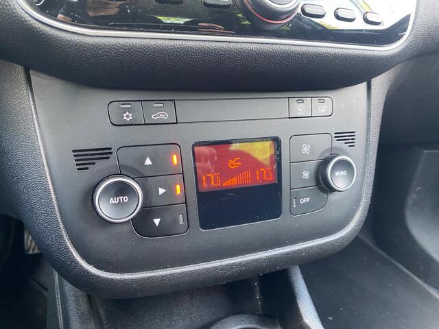 Fiat PUNTO Evo BWJ 12-2016 | 0.9 100PK TwinAir Lounge | CLIMA | TREKHAAK | CRUISE | PDC | PRIVACY GLASS | LICHTMETAAL | MP3 |