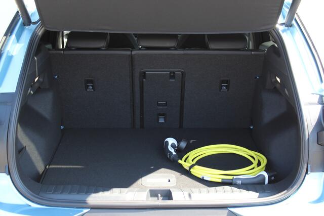 Ford EXPLORER Extended Range RWD 77kWh/286pk. Range 602km WLTP. Van ¤. 47650,- voor ¤. 39895,-. Fabr. garantie t/m 06-10-2028 ! Volautm. airco, elektr. achterklep, navigatie, stoel- en stuurwielverw., adaptieve cruise cntrl, lane- en side assist, 360gr. camera, LM wiel