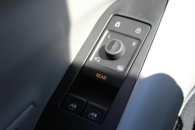 Ford EXPLORER Extended Range RWD 77kWh/286pk. Range 602km WLTP. Van ¤. 47650,- voor ¤. 39895,-. Fabr. garantie t/m 06-10-2028 ! Volautm. airco, elektr. achterklep, navigatie, stoel- en stuurwielverw., adaptieve cruise cntrl, lane- en side assist, 360gr. camera, LM wiel