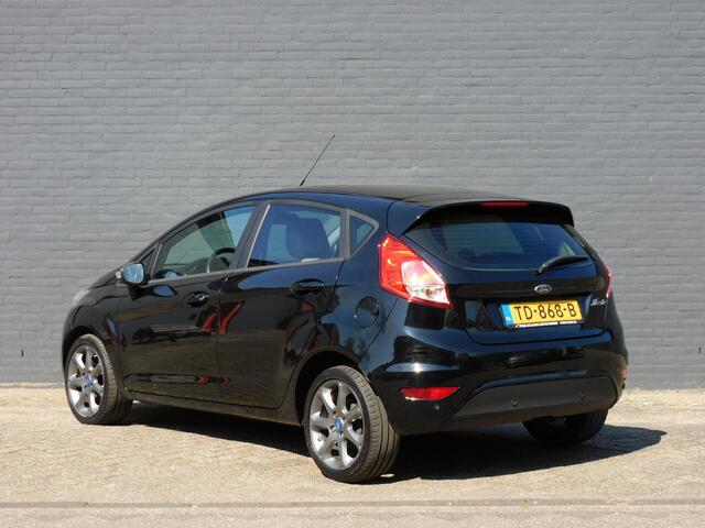 Ford FIESTA 1.5 TDCi CLIMA! CRUISE! LM VELGEN! TREKHAAK AFNEEMBAAR!