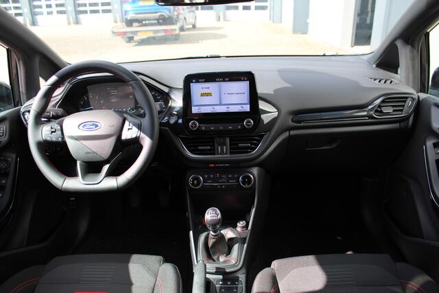 Ford FIESTA 1.0-100pk EcoBoost ST-Line. Luxe en sportieve Fiesta ! Stoel-, stuur- en voorraamverwarming, keyless entry/keyless go, adaptive cruise cntrl, volautm. airco, camera, parkeersensoren v+a, navigatie by Apple/Android, LM wielen, lane assist, LED ver