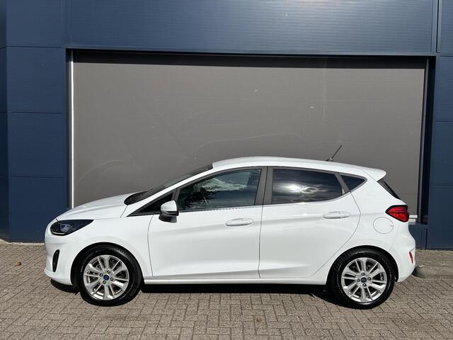 Ford FIESTA 1.0 EcoBoost Hybrid Titanium | Lage Km stand 25000 | Trekhaak | All Season banden | Climate control | Navigatie | Stoel / Suur en Voorruit verwarming | Cruise control | LED Apple Carplay/ Android Auto Parkeersensoren