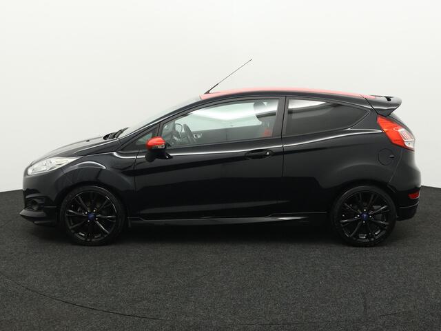 Ford FIESTA 1.0 EcoBoost Black Edition Airco, Bluetooth, Boordcomputer, Hill hold fucntie, Parkeersensoren achter, Cruise Control, Spraakbediening, Start/stop systeem, Elektronisch Stabiliteits Programma, Elektronische remkrachtve opvallend sportieve hatchback met ee