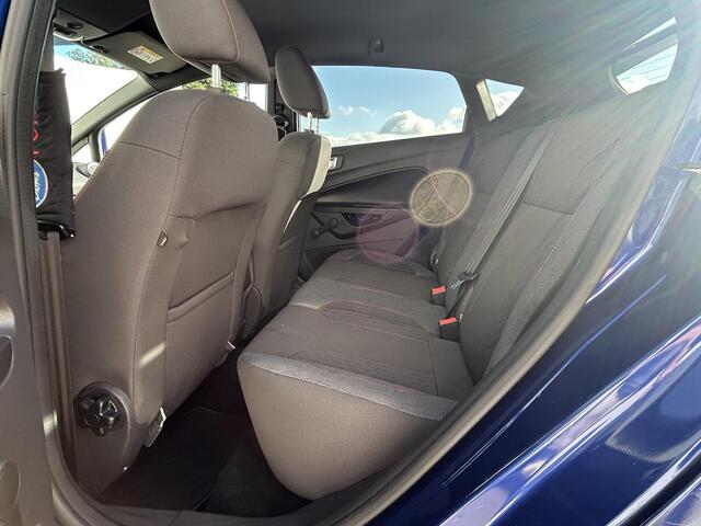 Ford FIESTA 1.0 EcoBoost ST Line / Automatische Airco / Navigatie / Parkeersensoren / Lichtmetalen velgen / Cruise Control / Verwarmbare voorruit