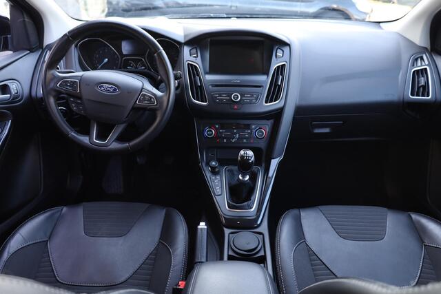 Ford FOCUS Wagon 1.5 Titanium CAMERA TREKHAAK NAVI 17"LMV RUIT/STOEL/STUURVERWARMING HALFLEER 2xPDC NAP