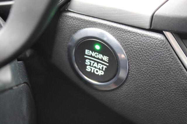 Ford FOCUS Wagon 1.0-125pk EcoBoost Mild-hybrid Titanium. Mooie, ruime, luxe en comfortabele Ford Focus wagon ! Volautm. airco dual, camera, stoel-, stuur- en voorraamverw., easy entry/easy go, cruise control, Isofix, side- en lane assist, parkeersensoren v+a, LM wi