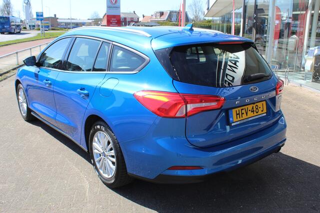 Ford FOCUS Wagon 1.0-125pk EcoBoost Mild-Hybrid Titanium. Mooie, ruime, luxe en comfortabele Ford Focus wagon. Volautm. airco dual, camera, stoel-, stuur- en voorraamverw., easy entry/easy go, cruise control, Isofix, side- en lane assist, parkeersensoren v+a, LM wie
