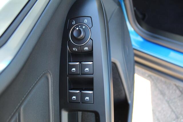 Ford FOCUS Wagon 1.0-125pk EcoBoost Mild-Hybrid Titanium. Mooie, ruime, luxe en comfortabele Ford Focus wagon. Volautm. airco dual, camera, stoel-, stuur- en voorraamverw., easy entry/easy go, cruise control, Isofix, side- en lane assist, parkeersensoren v+a, LM wie