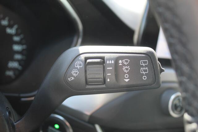 Ford FOCUS Wagon 1.0-125pk EcoBoost Mild-Hybrid Titanium. Mooie, ruime, luxe en comfortabele Ford Focus wagon. Volautm. airco dual, camera, stoel-, stuur- en voorraamverw., easy entry/easy go, cruise control, Isofix, side- en lane assist, parkeersensoren v+a, LM wie