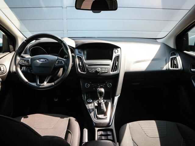 Ford FOCUS Wagon 1.0 Titanium | Clima | Cruise | Navi | Pdc Voor/Achter | Trekhaak | 17 Inch |