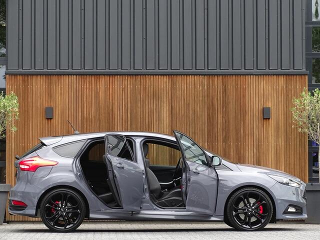 Ford FOCUS ST MK3 2.0T 289PK / Recaro / Milltek / Airtac / LED