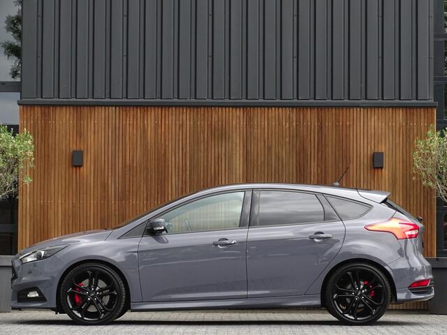 Ford FOCUS ST MK3 2.0T 289PK / Recaro / Milltek / Airtac / LED