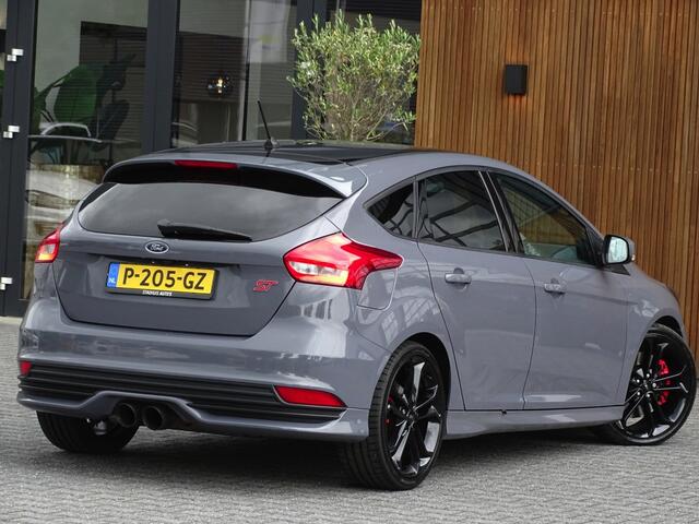 Ford FOCUS ST MK3 2.0T 289PK / Recaro / Milltek / Airtac / LED