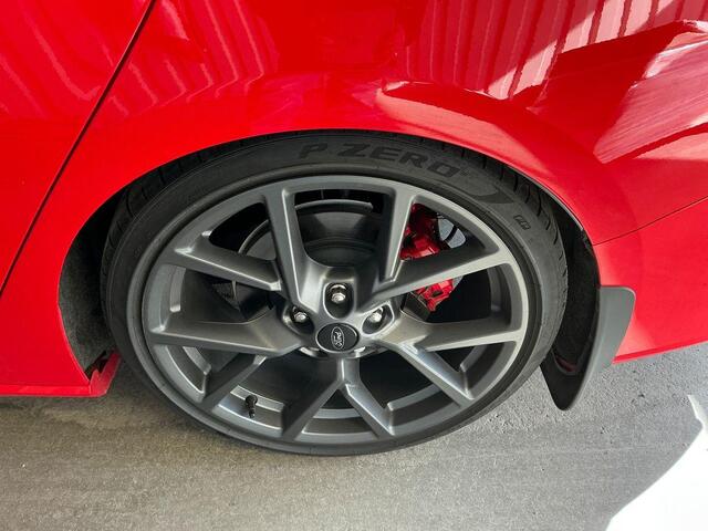 Ford FOCUS Wagon 2.3 EcoBoost ST-X Automaat 280pk! | Panoramadak | Afneembare trekhaak | Winter Pack | Standkachel | AGR-stoelen | Bang&Olufsen | Elektrische achterklep | Head up Display | Matrix LED