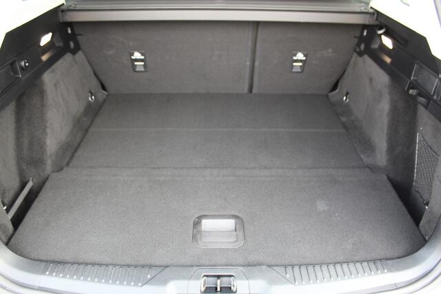 Ford FOCUS Wagon 1.0-155pk EcoBoost Mild-Hybrid Active AUTOMAAT ! Trekgewicht 1.500kg ! Ruim ¤. 9.000,- beneden de nieuwprijs ! Volautm. airco dual, navigatie, telefoonvoorb., adaptive cruise control, LED verlichting, metallic lak, camera, front-, lane- en side assi