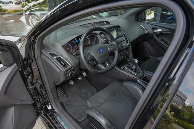 Ford FOCUS RS 2.3 350pk |dealer onderhouden|schuif/kantel dak|schaalstoelen|Sony|Apple Carplay|bi-xenon|19" multispaak|