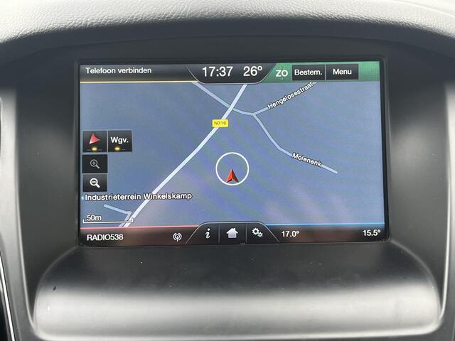 Ford FOCUS 1.0 Titanium / Navigatie full map / Cruise- en Climate Control / Parkeersensoren voor en achter / Keyless Start / Verwarmde Voorruit / Bluetooth / Radio / All Season Banden