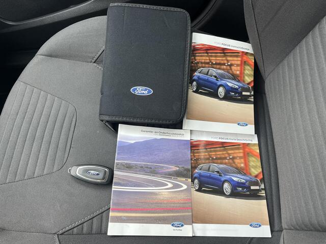 Ford FOCUS 1.0 Titanium / Navigatie full map / Cruise- en Climate Control / Parkeersensoren voor en achter / Keyless Start / Verwarmde Voorruit / Bluetooth / Radio / All Season Banden