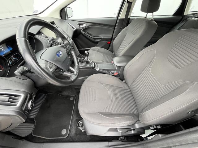 Ford FOCUS 1.0 Titanium / Navigatie full map / Cruise- en Climate Control / Parkeersensoren voor en achter / Keyless Start / Verwarmde Voorruit / Bluetooth / Radio / All Season Banden