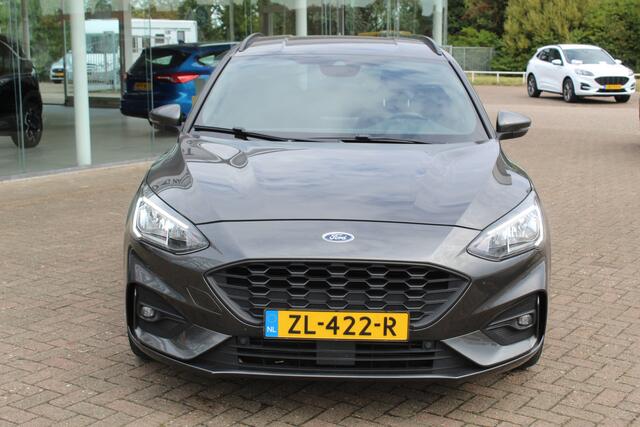 Ford FOCUS Wagon 1.0-125pk EcoBoost ST-Line AUTOMAAT ! Heel erg nette en goed onderhouden Ford Focus ST-Line wagon automaat. Volautm. airco dual, stoel-, stuur- en voorraamverw., camera, trekhaak, navigatie, telefoonvoorb., LM wln, cruise cntrl, skiluik etc., etc...
