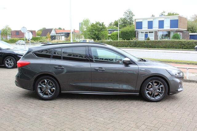 Ford FOCUS Wagon 1.0-125pk EcoBoost ST-Line AUTOMAAT ! Heel erg nette en goed onderhouden Ford Focus ST-Line wagon automaat. Volautm. airco dual, stoel-, stuur- en voorraamverw., camera, trekhaak, navigatie, telefoonvoorb., LM wln, cruise cntrl, skiluik etc., etc...
