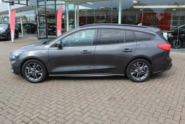 Ford FOCUS Wagon 1.0-125pk EcoBoost ST-Line AUTOMAAT ! Heel erg nette en goed onderhouden Ford Focus ST-Line wagon automaat. Volautm. airco dual, stoel-, stuur- en voorraamverw., camera, trekhaak, navigatie, telefoonvoorb., LM wln, cruise cntrl, skiluik etc., etc...