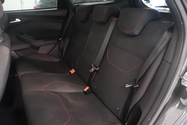 Ford FOCUS Wagon 1.5 ST-Line | Climate control | Cruise control | Navigatie | 18"lichtmetaal | Parkeersensoren | AppleCarplay AndroidAuto |