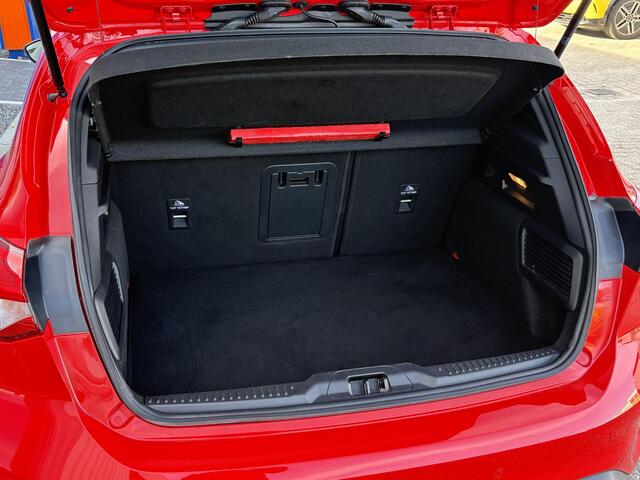 Ford FOCUS 1.5 EcoBoost ST Line Business 150pk | Panoramadak | Winterpack | Heads up Display | 18 inch Licht metaal