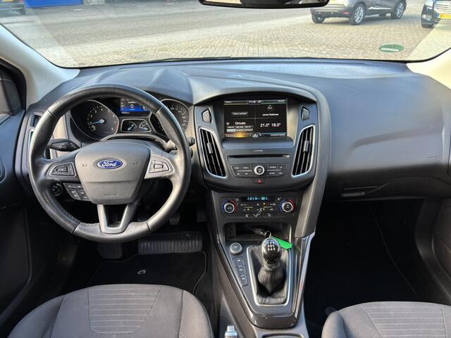 Ford FOCUS Wagon 1.0 Titanium / Allseason Banden / Trekhaak / Airco / Parkeersensoren Voor + Achter /