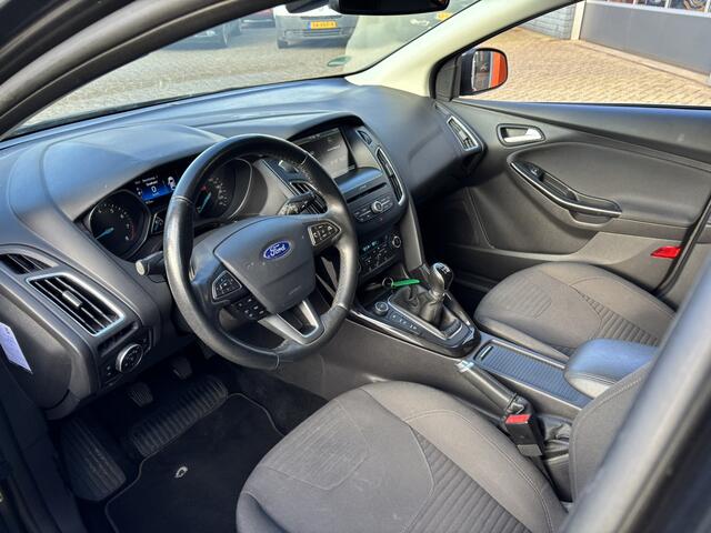 Ford FOCUS Wagon 1.0 Titanium / Allseason Banden / Trekhaak / Airco / Parkeersensoren Voor + Achter /