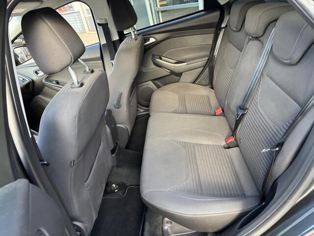 Ford FOCUS Wagon 1.0 Titanium / Allseason Banden / Trekhaak / Airco / Parkeersensoren Voor + Achter /