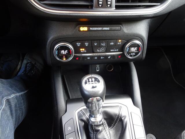 Ford FOCUS 1.0 EcoBoost Hybrid Titanium X Business Automatische airco, navigatie, stoel en stuur verwarming, achteruitrijcamera, afneembare trekhaak, licht metalen velgen, parkeersensoren, enz,enz.