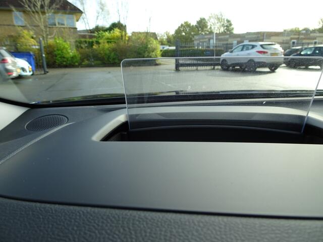 Ford FOCUS 1.0 EcoBoost Hybrid Titanium X Business Automatische airco, navigatie, stoel en stuur verwarming, achteruitrijcamera, afneembare trekhaak, licht metalen velgen, parkeersensoren, enz,enz.