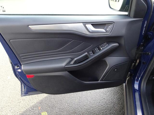 Ford FOCUS 1.0 EcoBoost Hybrid Titanium X Business Automatische airco, navigatie, stoel en stuur verwarming, achteruitrijcamera, afneembare trekhaak, licht metalen velgen, parkeersensoren, enz,enz.