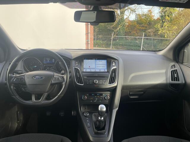 Ford FOCUS Wagon ST-Line | Trekhaak | Verwarmde voorruit | Navi | Cruise | 17 Inch | Parkeersensoren |