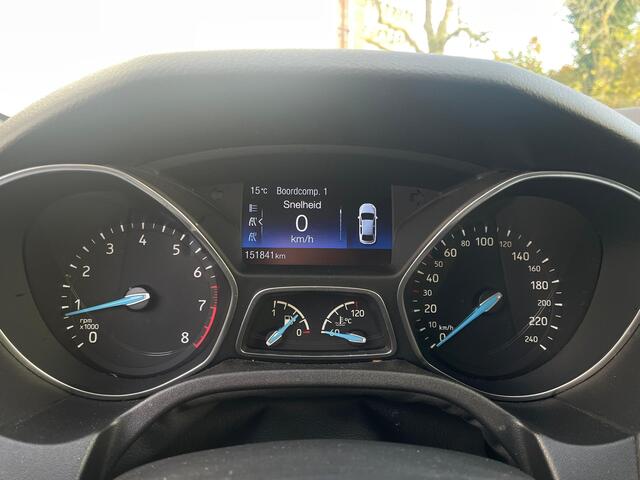 Ford FOCUS Wagon ST-Line | Trekhaak | Verwarmde voorruit | Navi | Cruise | 17 Inch | Parkeersensoren |