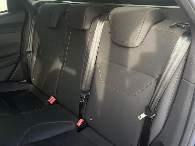 Ford FOCUS Wagon ST-Line | Trekhaak | Verwarmde voorruit | Navi | Cruise | 17 Inch | Parkeersensoren |