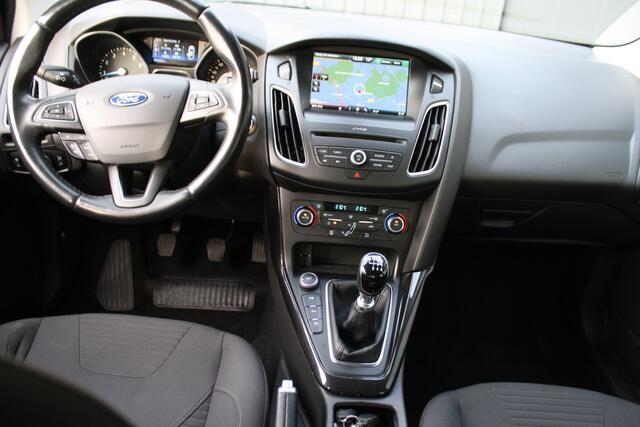 Ford FOCUS Wagon 1.5 Titanium Edition - NAVIGATIE - CAMERA - PDC - TREKHAAK - 1e EIGENAAR